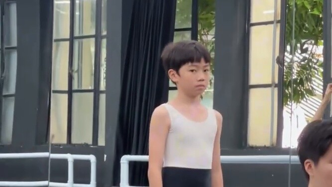 วันแรก: บันทึกการฝึกซ้อมและการประเมินของนักเรียนเต้นรำชายวัย 10 ขวบ