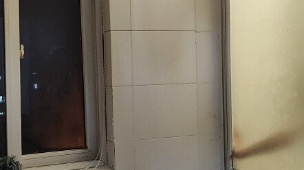 Trưởng ký túc xá bị kẹt trong phòng tắm, bạn cùng phòng liều mình cứu ngay!