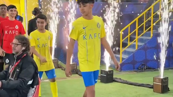 Father and son at odds? 🐶 Mini Ronaldo deliberately sidesteps CR7 and doesn’t high-five him.