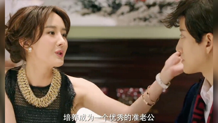 لم أتمالك نفسي عن الضحك هنا وأنا جالس على الكرسي!