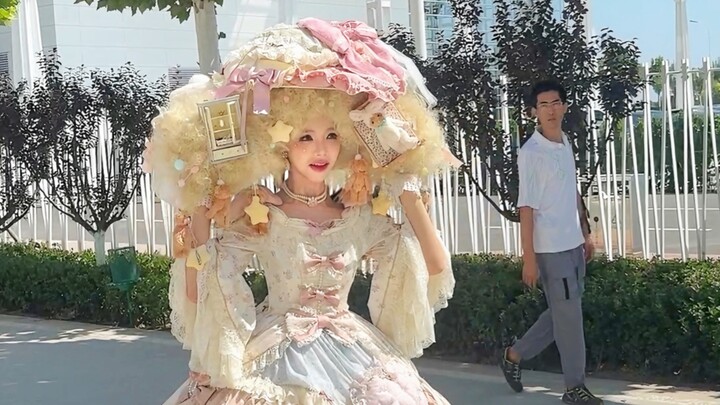 Lo's neck is indeed made of iron!