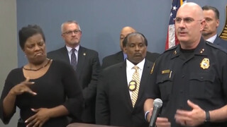 Pada tahun 2017, seorang nenek kulit hitam Amerika menyamar sebagai petugas dan asal-asalan menerjem