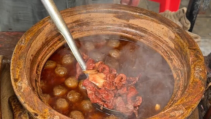 泉州街头的红烧牛肉泡面！炖的软烂香迷糊了。