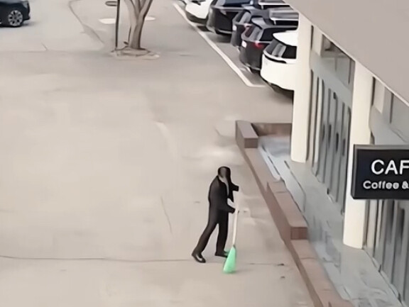 老师！我们家胜澈哩怎么在扫地！