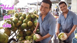 Tuyệt chiêu Gọt dừa nhanh như điện vừa nhắm tịt mắt của Thánh lầy siêu dễ cưng