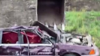 طريقة التخلص من السيارات المتهالكة بسيطة لكنها ليست عنيفة، فمن منا لم تُشعل فيه حلم الحفارة من جديد؟