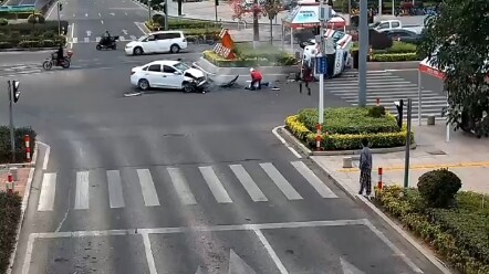 اصطدمت سيارة الإسعاف بحادث على الطريق، لكن لحسن الحظ تدخّل المارة بدفء لإنقاذ الموقف — لحظة مؤثرة ود