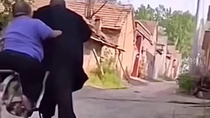 Old man, great footwork! Old lady won’t believe in love anymore!