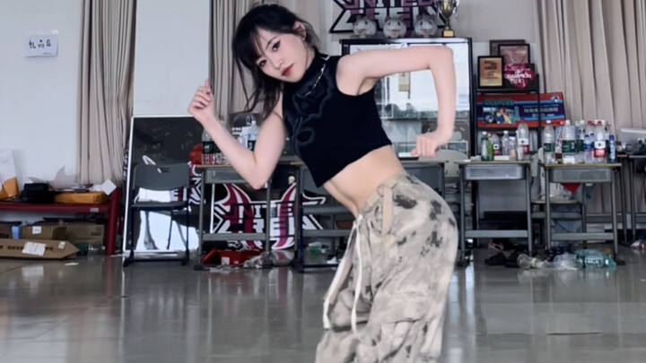 Kpop女一杀回来了...Lisa新曲Rockstar速翻