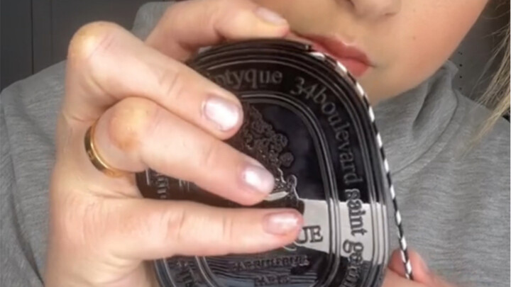 Dây đeo nước hoa Diptyque, nghe nói giữ mùi lâu hơn cả nước hoa?