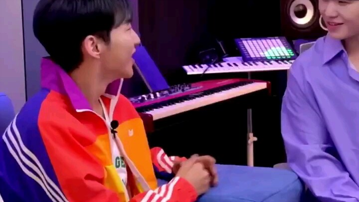 Chỉ là WOOZI bắt chước HOSHI thôi