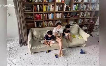 แม่เห็นหนังสือกำลังจะตกใส่เด็กในการสะท้อนทีวี