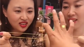 吃饭时给美女露一手，皮筋逃脱术！