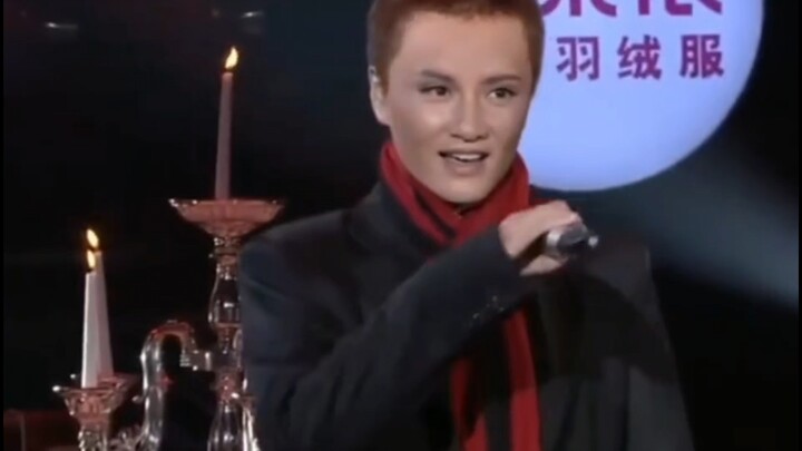 Dulu Qu Ying memang jadi juri… Setelah dengan keras meminta untuk ikut kontes, karirnya langsung mel