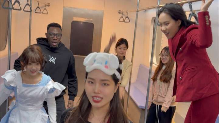 فتاة صغيرة خجولة وهادئة تلتقي للتسلية العشوائية