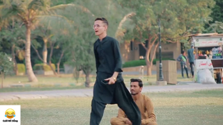 Giả Sút Banh Vào Người Lạ Và Cái Kết #Prank