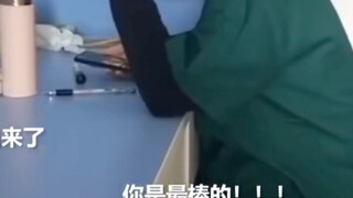 Thương quá! Cô y tá vô thức vén tóc, giây tiếp theo ngượng ngùng sờ vào mái đầu cạo trọc của mình.