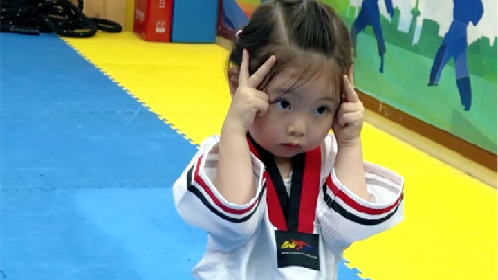 أنا أعرف أنك تتابع الدرس بجدية، لكن لا أعرف لماذا يبدو الأمر مضحكًا إلى هذا الحد!