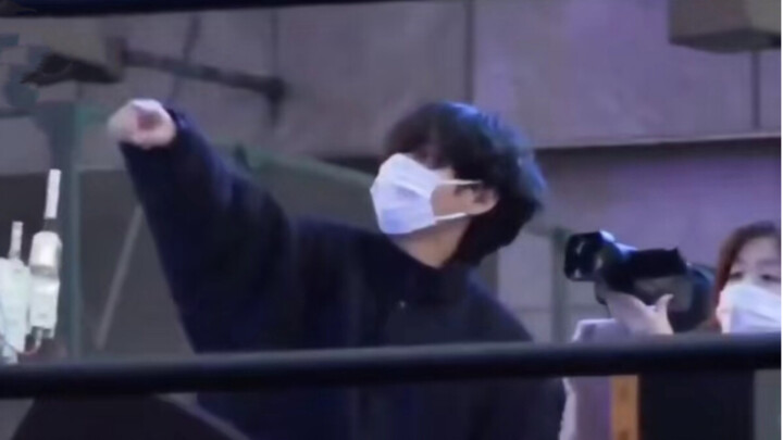【Kim Taehyung】Saat latihan, setelah melihat dukungan dari penggemar di Taehyung Bar, ia langsung mer