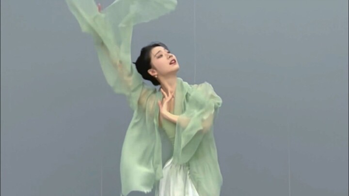 النظر إلى غروب الشمس من خلال الخيزران | زي رقص كلاسيكي شرقي أخضر خيزراني بطابع شاعري وطني