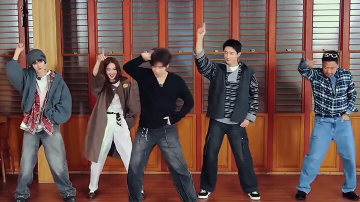 ฟังวนไปหลายรอบแล้ว เขาเหมาะกับเพลงนี้สุดๆ แค่ขยับตัวเล่นๆ ก็ดูหล่อเหลาไปหมด (✿^‿^)