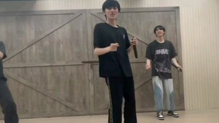 一些以后肯定会去翻的练习室 | 宋亚轩扭扭屁股 |王子礼 | 打开