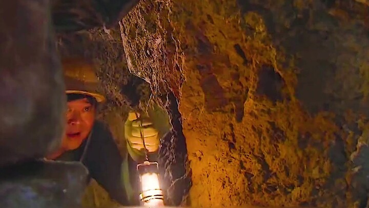 A man dived into an ancient well to look for treasure and unexpectedly found 800 gold bricks