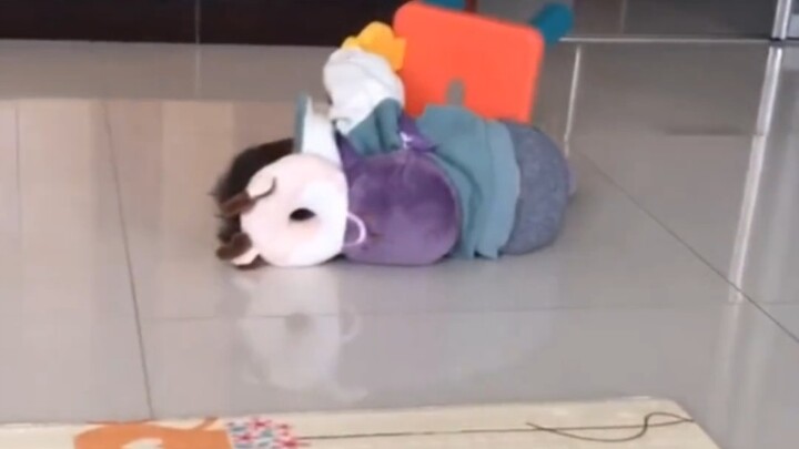 这摔倒的姿势也太可爱了叭！