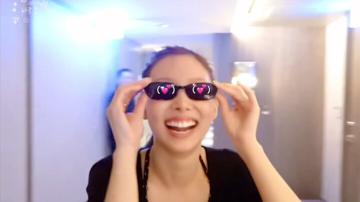 Nayeon: Karena nggak bisa ke pasar malam, Mama Jihyo malah bawa seluruh pasar malam ke sini!