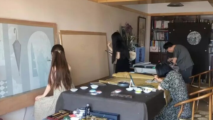 عائلة من أربعة أفراد تنغمس في الرسم بتجربة غامرة وسط أجواء فنية عذبة: حوّلت حياة الحجر الصحي إلى قصي