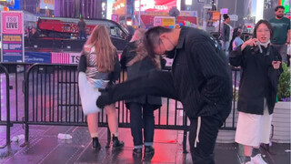 在时代广场踢出了整个盛夏