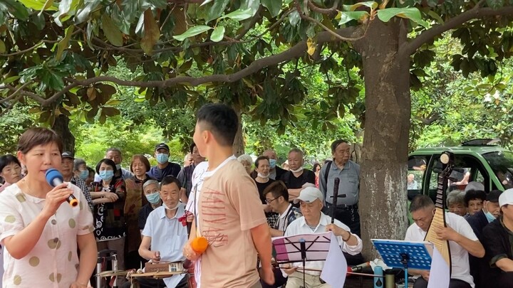 ชายหนุ่มแห่งเมืองหนิงปัวเยี่ยมชมทะเลสาบตะวันตกและร่วมแสดงรับเชิญในโอเปร่า Yue เรื่อง "Sending Phoeni