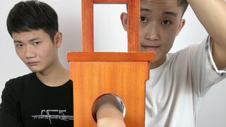 Adik kecil itu wajahnya cemberut dan tanpa ampun membongkar semuanya!