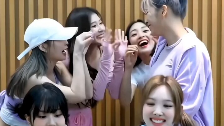 Đinh Đinh: Một động tác bị các chị em cười cả năm 🙈