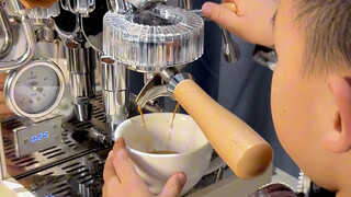 طفل يبلغ من العمر 6 سنوات يعد القهوة لأمه الـ