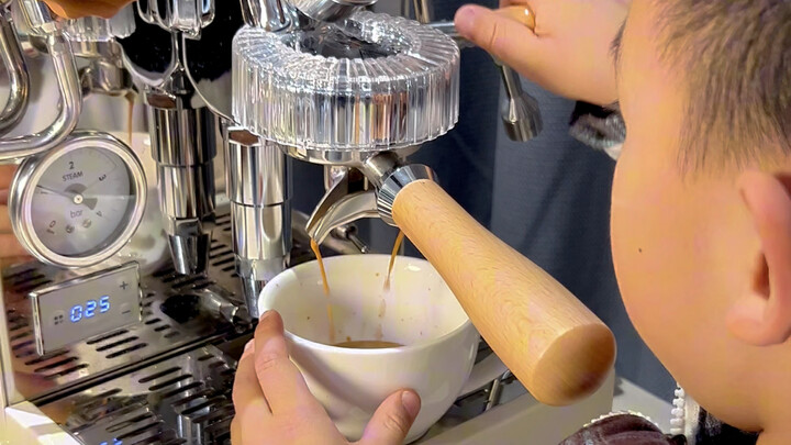 طفل يبلغ من العمر 6 سنوات يعد القهوة لأمه الـ