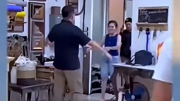 RINDU BERATMAMAH AYU LANGSUNG PELUK KEKASIHNYA USAI DI TINGGAL KE LUAR NEGERI
