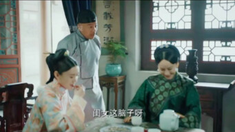 Cô gái tự mình khoác lên bộ phượng quan, tay cầm rìu, khí thế bừng bừng đến nhà chồng bái tổ tiên, k