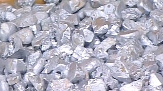 上万两白银每天被工人融化成水，做成砖块塞进木头，被贾队长偷走