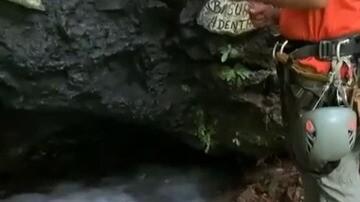 Costa Rica’s infamous “Cave of Death”: This is why you need to light a fire before entering the cave