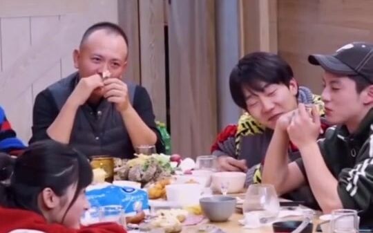 ฉากฮาสุดขีดของเหล่าดารา: วังเจียเอ่อร์ดูแวบเดียวก็รู้ว่าไม่เคยทำศัลยกรรมเสริมความงาม ส่วนหวังเหยียนห