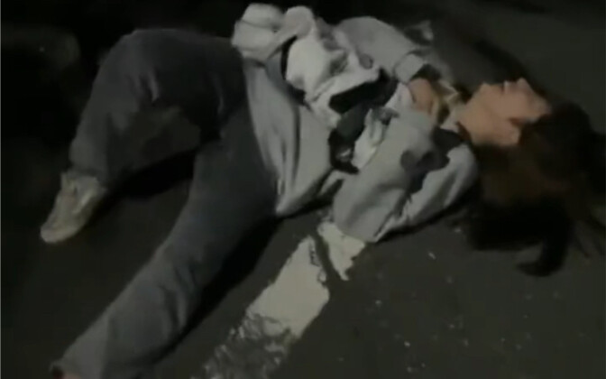 Đi đón bạn sợ hãi thì lại gặp chuyện ngoài ý muốn: Chân trái: Chạy nhanh lên! Chân phải: Gì cơ? Não: