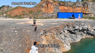 ماذا سيكون رد فعل الكلب عندما يسقط صاحبه في الماء؟