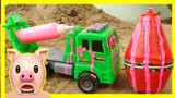Bé cá đồ chơi - Lắp ráp xe bê tông, ô tô tải công trình | Video lồng tiếng