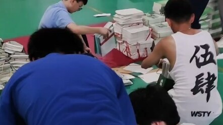 Các anh chị khóa trên đã chuẩn bị xong bài tập đầu vào lớp 10 cho các em rồi, không cần cảm ơn đâu (