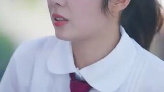 dihari yang pertama sekolah aku membuat CEO paling populer tapi jatuh padamu