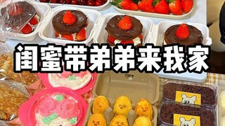 Hari ini sahabatku mengajak adiknya ke toko camilanku untuk nongkrong bareng. Dia bahkan bikin dua k