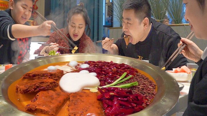 Koki Super Muda membawa putranya ke Chengdu, ibu angkatnya mentraktir makan hot pot dengan usus sapi