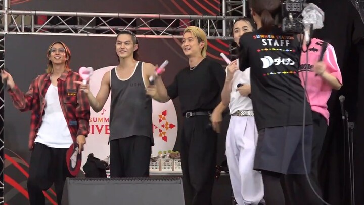 تعالَ لنرى فوميا تاكاهاشي يرقص رقصة فرق الفتيات