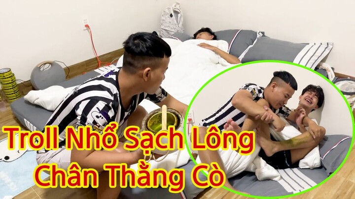 1 Giờ Sáng Trường Trẻ Trâu Lẻn Vào Phòng Cạo Sạch Lông Chân Của Thằng Cò Thốn Tận Rốn